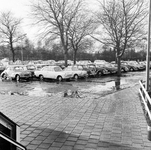 857708 Gezicht op de parkeerplaats bij het N.S.-station ( parkeerhalte ) Bussum Zuid te Bussum.